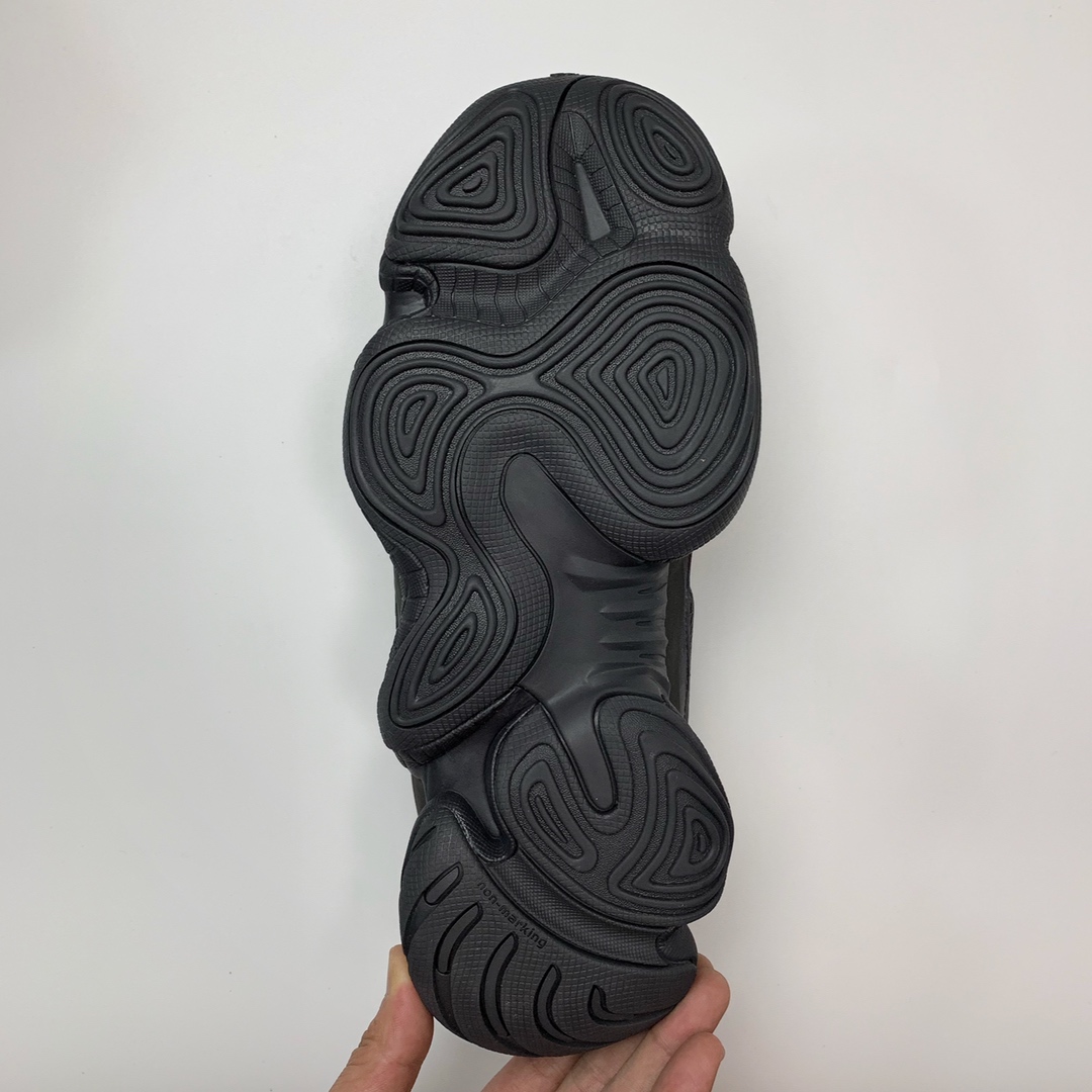 150 Adidas Yeezy 500 Desert Rat 纯黑配色 F36640 圈内高端卖家首选 完美零瑕疵 冲正绝不翻车 万邦原厂翻毛、甩纹牛皮 内置adiPRENE+减震科技 全鞋包括内里 机台针车间距调整与原版一致 原底模具开发 ”adiPRENE”字样完美呈现 UV紫光下 鞋面、鞋垫反馈效果正确 原标测写 内外标、吊牌芯片卡 遵循原版 Size：36 36.5 37.5 38 38.5 39 40.5