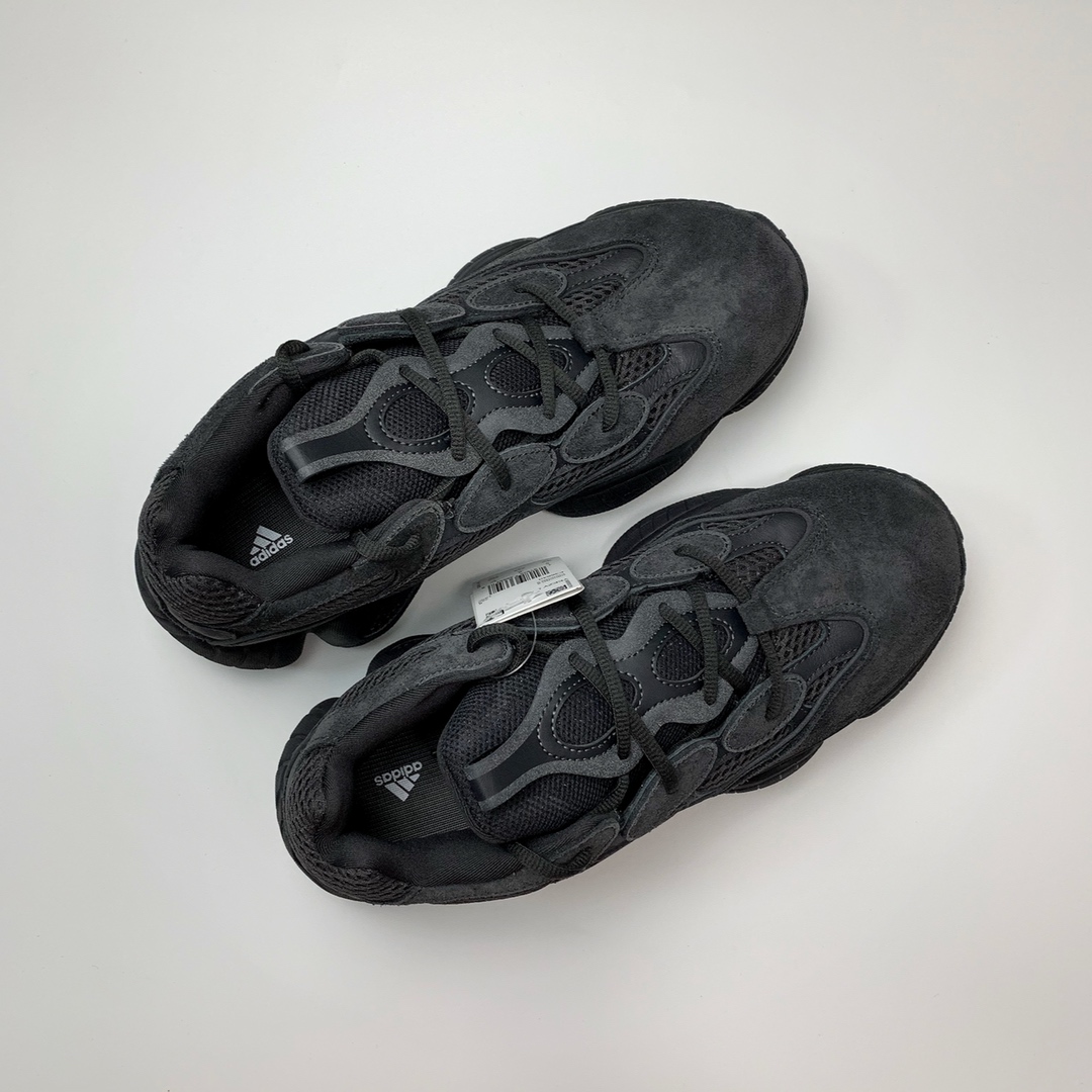 150 Adidas Yeezy 500 Desert Rat 纯黑配色 F36640 圈内高端卖家首选 完美零瑕疵 冲正绝不翻车 万邦原厂翻毛、甩纹牛皮 内置adiPRENE+减震科技 全鞋包括内里 机台针车间距调整与原版一致 原底模具开发 ”adiPRENE”字样完美呈现 UV紫光下 鞋面、鞋垫反馈效果正确 原标测写 内外标、吊牌芯片卡 遵循原版 Size：36 36.5 37.5 38 38.5 39 40.5