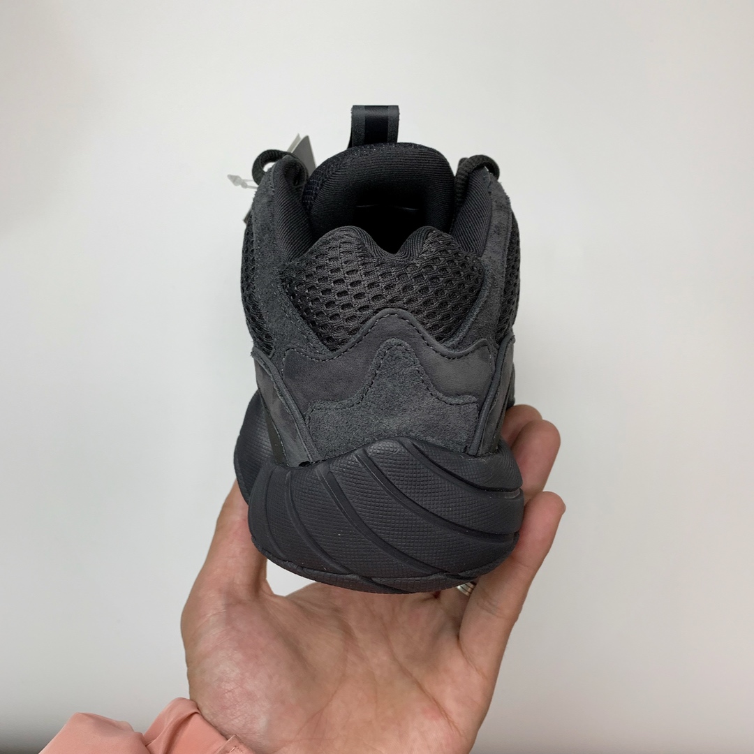 150 Adidas Yeezy 500 Desert Rat 纯黑配色 F36640 圈内高端卖家首选 完美零瑕疵 冲正绝不翻车 万邦原厂翻毛、甩纹牛皮 内置adiPRENE+减震科技 全鞋包括内里 机台针车间距调整与原版一致 原底模具开发 ”adiPRENE”字样完美呈现 UV紫光下 鞋面、鞋垫反馈效果正确 原标测写 内外标、吊牌芯片卡 遵循原版 Size：36 36.5 37.5 38 38.5 39 40.5
