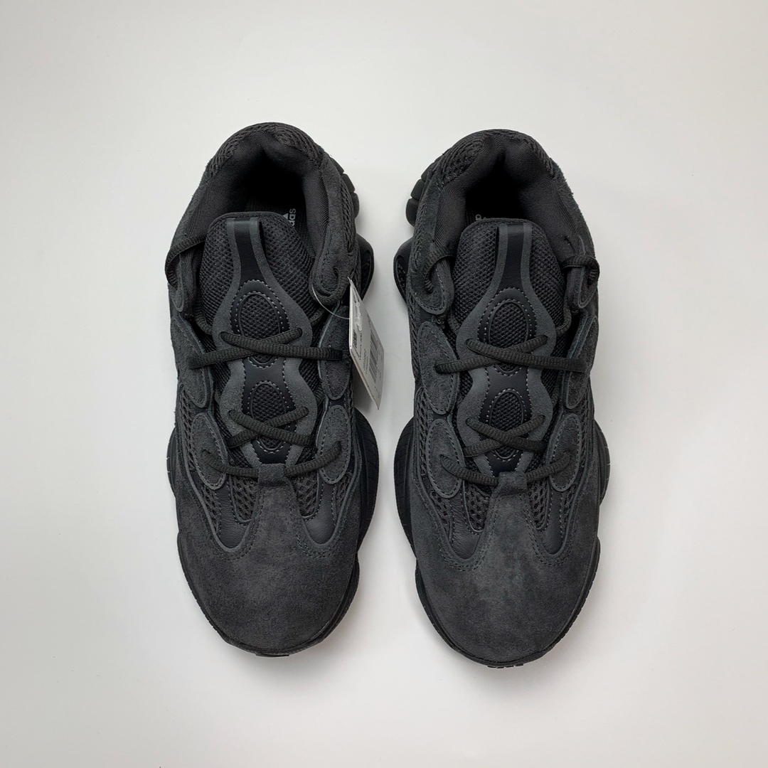 150 Adidas Yeezy 500 Desert Rat 纯黑配色 F36640 圈内高端卖家首选 完美零瑕疵 冲正绝不翻车 万邦原厂翻毛、甩纹牛皮 内置adiPRENE+减震科技 全鞋包括内里 机台针车间距调整与原版一致 原底模具开发 ”adiPRENE”字样完美呈现 UV紫光下 鞋面、鞋垫反馈效果正确 原标测写 内外标、吊牌芯片卡 遵循原版 Size：36 36.5 37.5 38 38.5 39 40.5