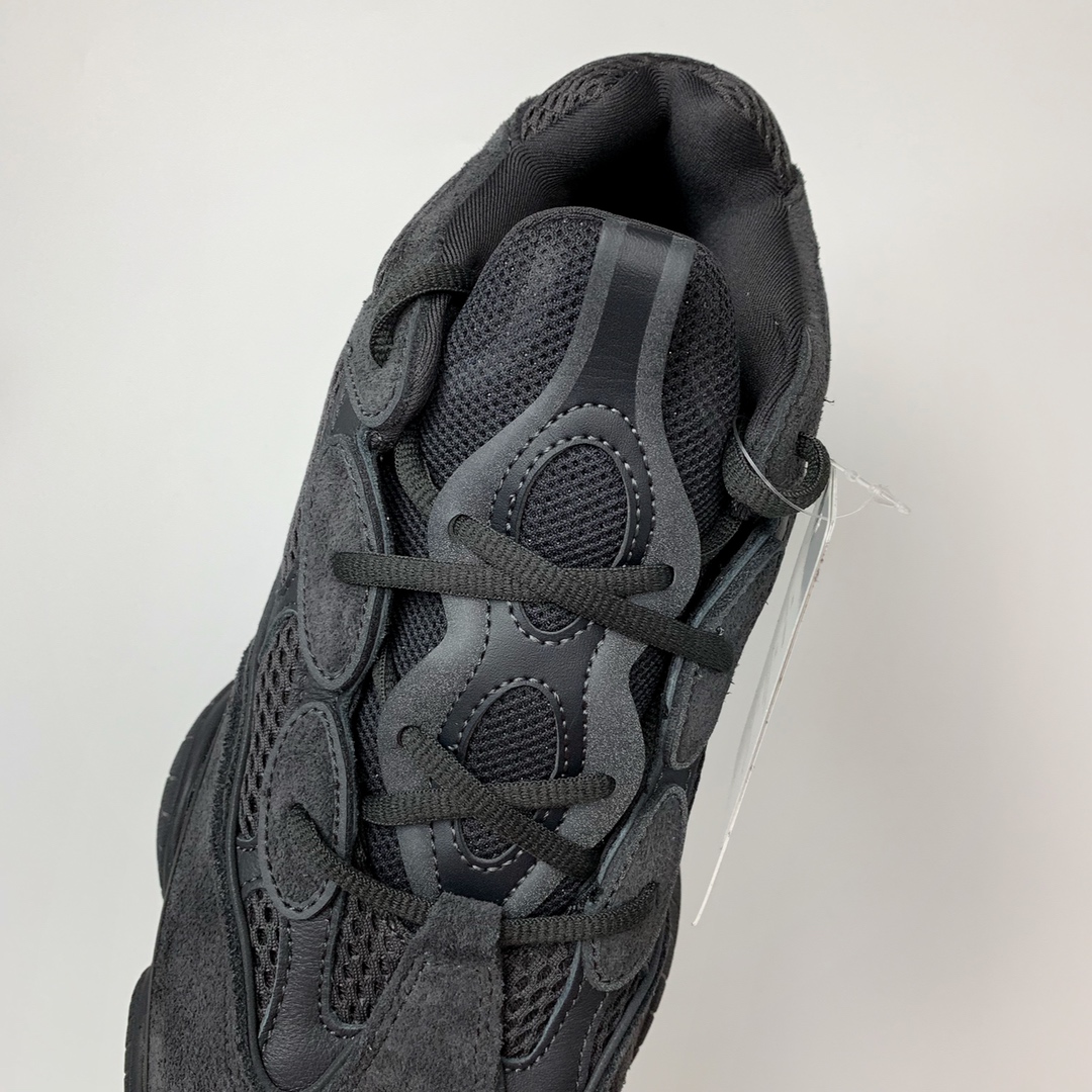 150 Adidas Yeezy 500 Desert Rat 纯黑配色 F36640 圈内高端卖家首选 完美零瑕疵 冲正绝不翻车 万邦原厂翻毛、甩纹牛皮 内置adiPRENE+减震科技 全鞋包括内里 机台针车间距调整与原版一致 原底模具开发 ”adiPRENE”字样完美呈现 UV紫光下 鞋面、鞋垫反馈效果正确 原标测写 内外标、吊牌芯片卡 遵循原版 Size：36 36.5 37.5 38 38.5 39 40.5