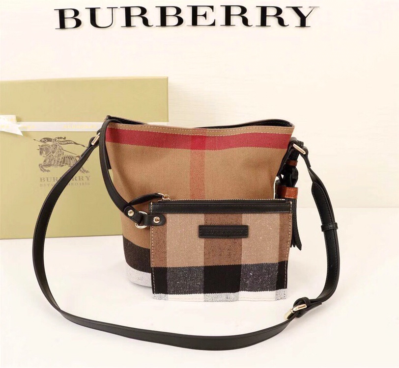 新款 💋 高品质！官网同款！BURBERRY 巴宝莉 秋夏新款简约风格的斜背水桶包 采用轻盈小牛皮搭配经