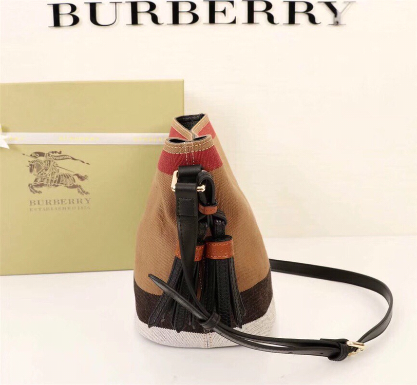 新款 💋 高品质！官网同款！BURBERRY 巴宝莉 秋夏新款简约风格的斜背水桶包 采用轻盈小牛皮搭配经