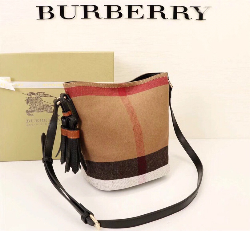 新款 💋 高品质！官网同款！BURBERRY 巴宝莉 秋夏新款简约风格的斜背水桶包 采用轻盈小牛皮搭配经