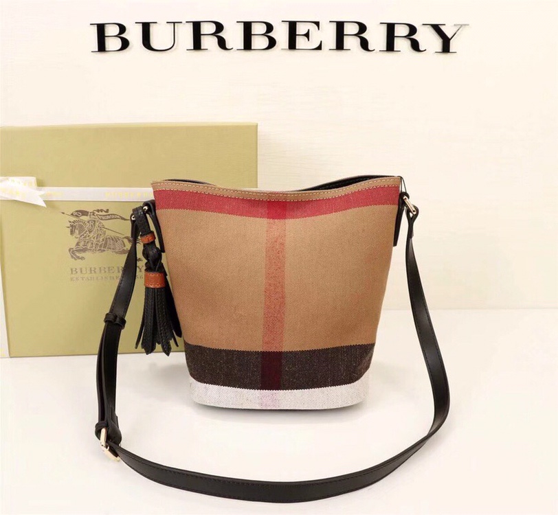 新款 💋 高品质！官网同款！BURBERRY 巴宝莉 秋夏新款简约风格的斜背水桶包 采用轻盈小牛皮搭配经