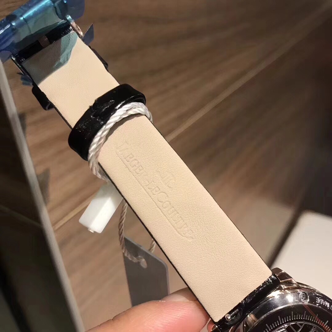 Cartier 积家约会系列月相腕表延续了约会系列的独特美学 以珍珠母贝打造一轮皎洁明月 伴以钻石镶饰的璀璨星光