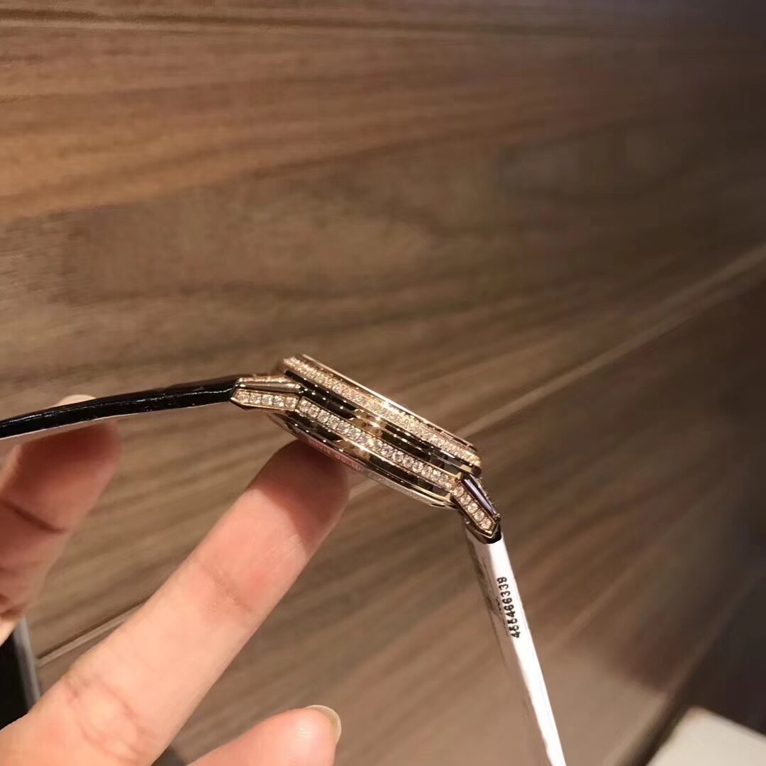 Cartier 积家约会系列月相腕表延续了约会系列的独特美学 以珍珠母贝打造一轮皎洁明月 伴以钻石镶饰的璀璨星光