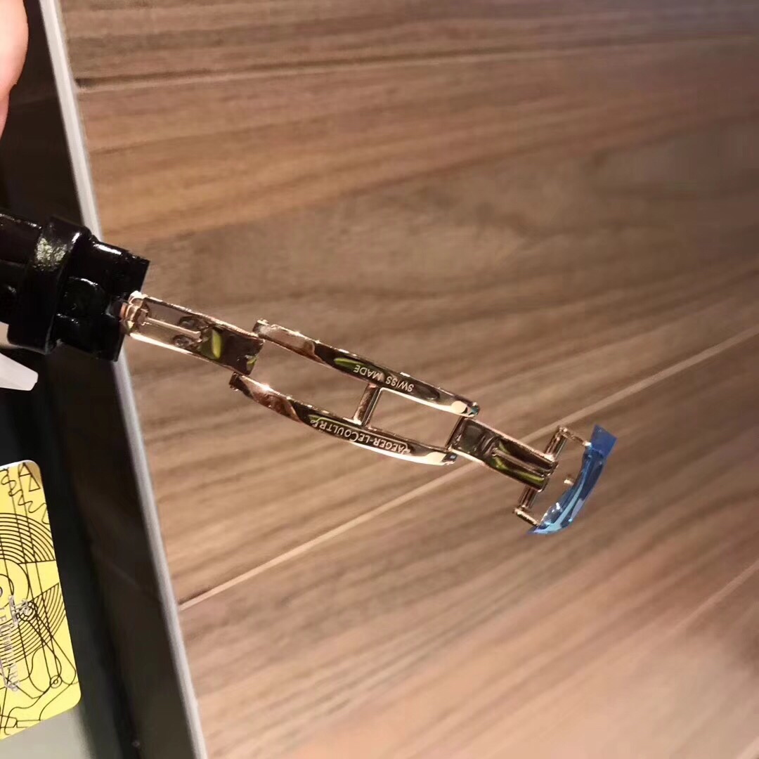 Cartier 积家约会系列月相腕表延续了约会系列的独特美学 以珍珠母贝打造一轮皎洁明月 伴以钻石镶饰的璀璨星光
