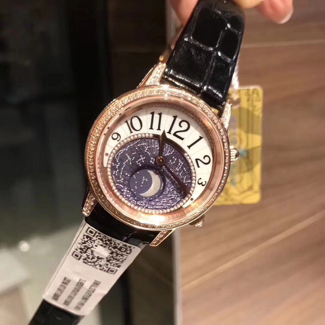 Cartier 积家约会系列月相腕表延续了约会系列的独特美学 以珍珠母贝打造一轮皎洁明月 伴以钻石镶饰的璀璨星光