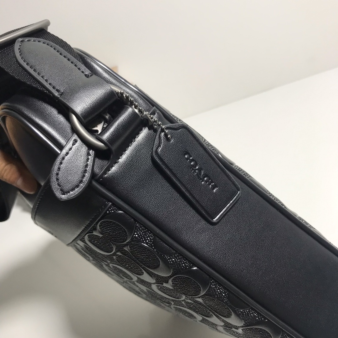 Coach 28455 最新款 长方形潮流男士单肩-斜挎包 今年主打款式 压C浮雕牛皮小方包 小小的改动 不一样的风格 肩带 调节 尺寸: 28*14*7 供应