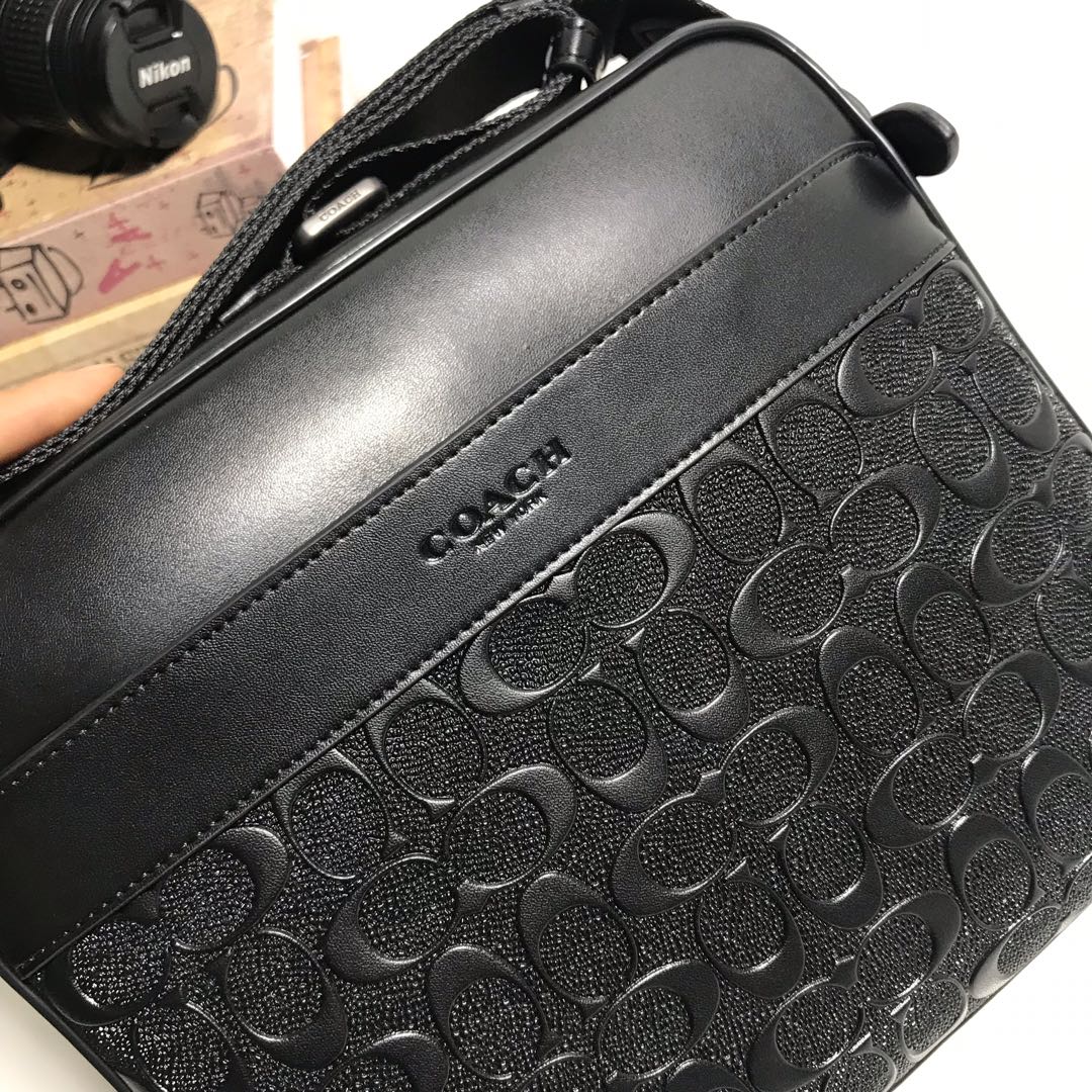 Coach 28455 最新款 长方形潮流男士单肩-斜挎包 今年主打款式 压C浮雕牛皮小方包 小小的改动 不一样的风格 肩带 调节 尺寸: 28*14*7 供应