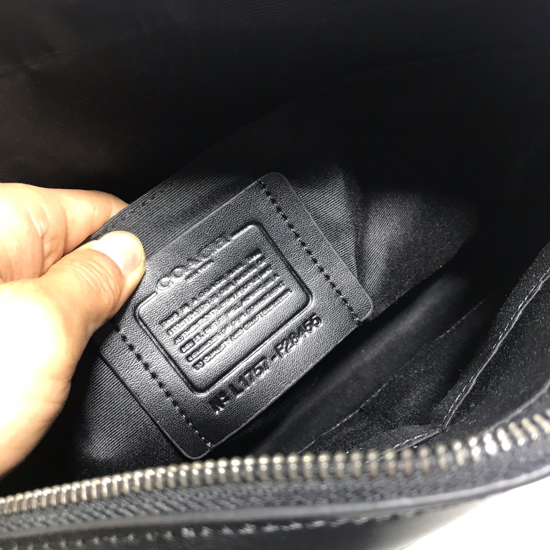 Coach 28455 最新款 长方形潮流男士单肩-斜挎包 今年主打款式 压C浮雕牛皮小方包 小小的改动 不一样的风格 肩带 调节 尺寸: 28*14*7 供应
