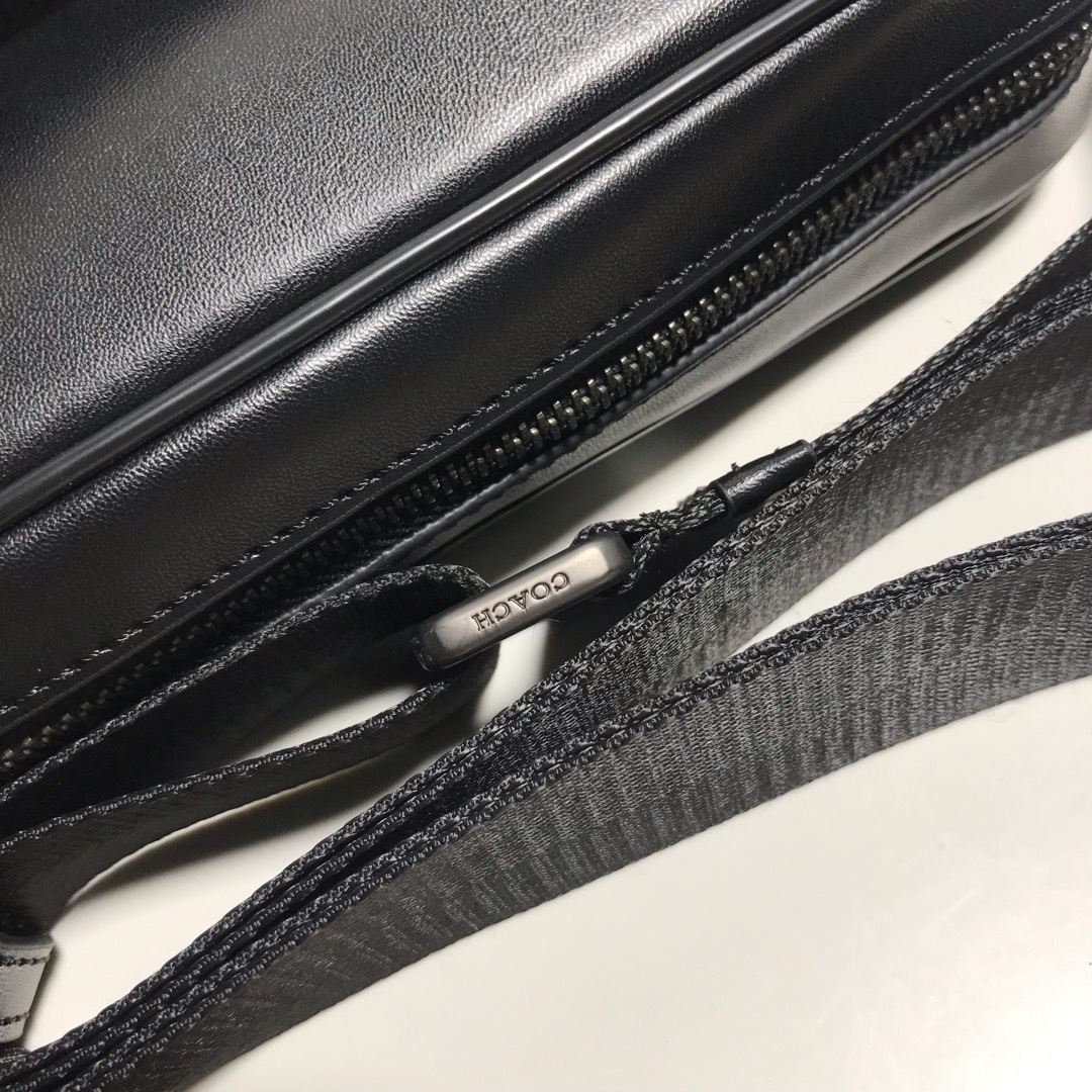 Coach 28455 最新款 长方形潮流男士单肩-斜挎包 今年主打款式 压C浮雕牛皮小方包 小小的改动 不一样的风格 肩带 调节 尺寸: 28*14*7 供应