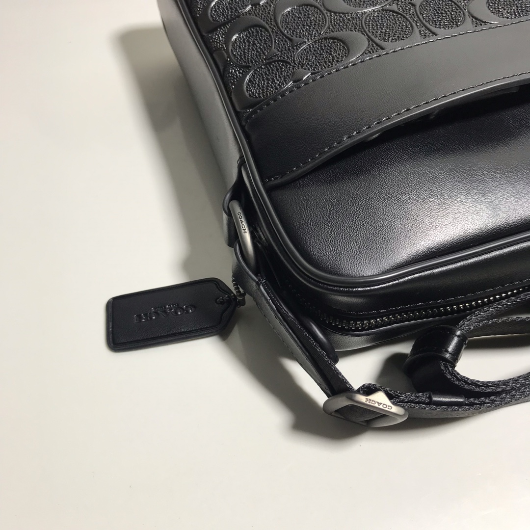 Coach 28455 最新款 长方形潮流男士单肩-斜挎包 今年主打款式 压C浮雕牛皮小方包 小小的改动 不一样的风格 肩带 调节 尺寸: 28*14*7 供应
