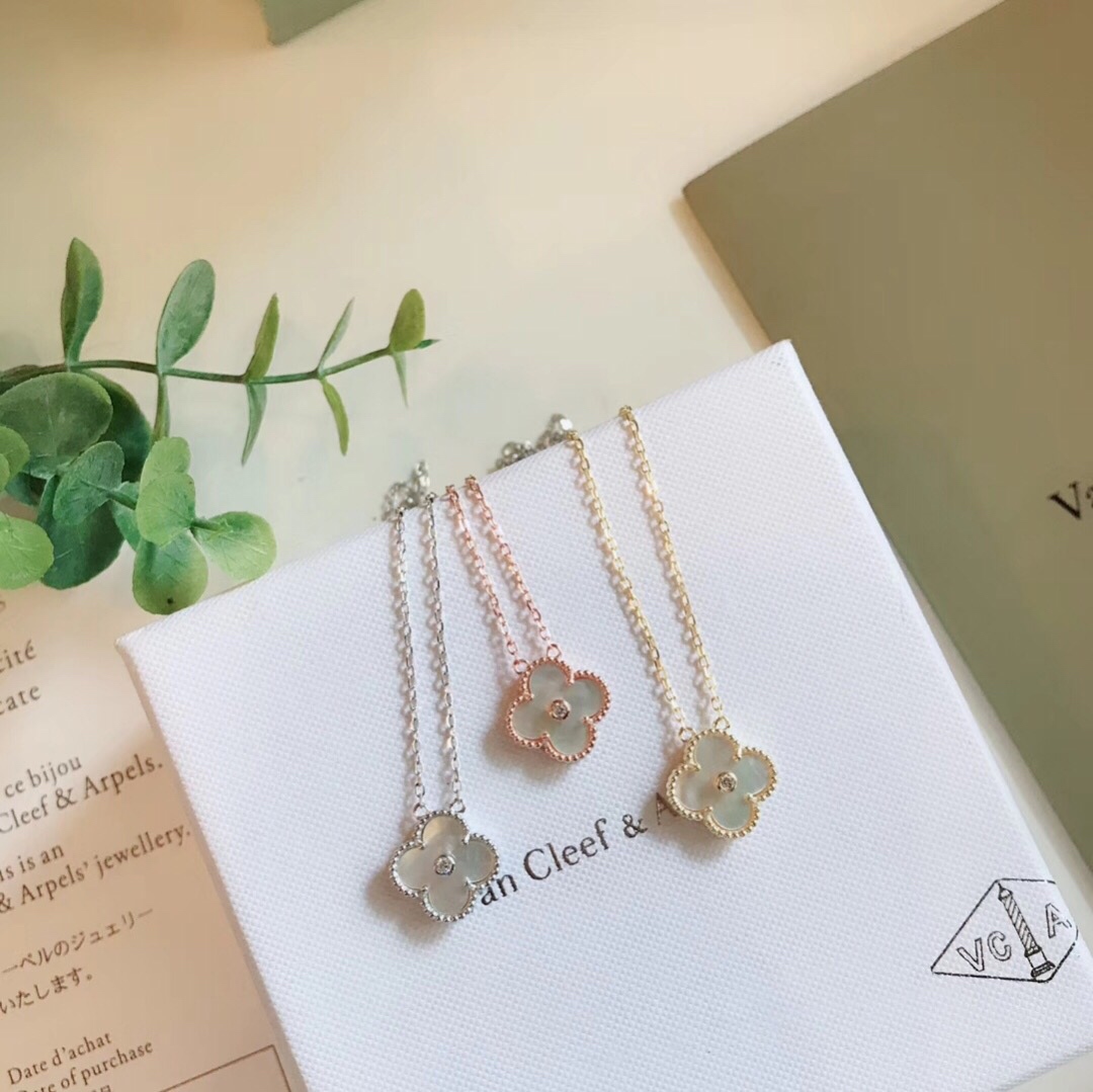 Collier Van Cleef Arpels Alhambra Or rose 18 carats avec accents de nacre blanche et diamants 42 cm
