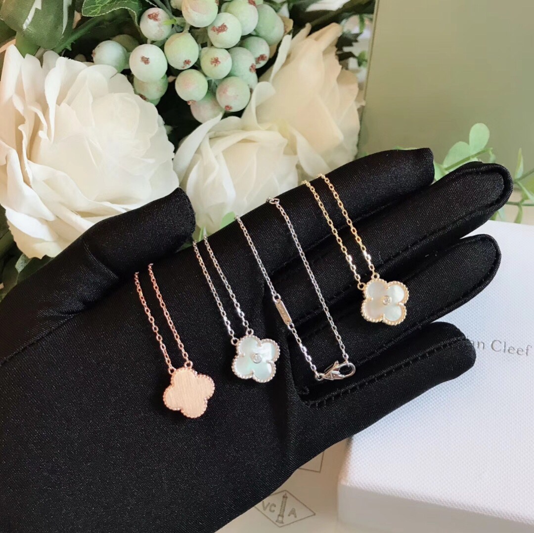 Collier Van Cleef Arpels Alhambra Or rose 18 carats avec accents de nacre blanche et diamants 42 cm