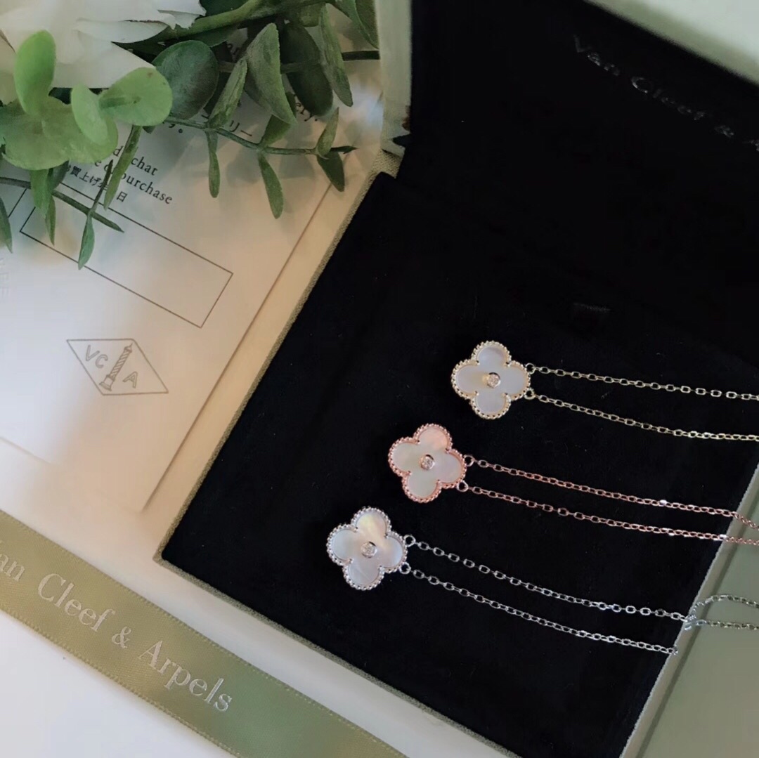 Collier Van Cleef Arpels Alhambra Or rose 18 carats avec accents de nacre blanche et diamants 42 cm