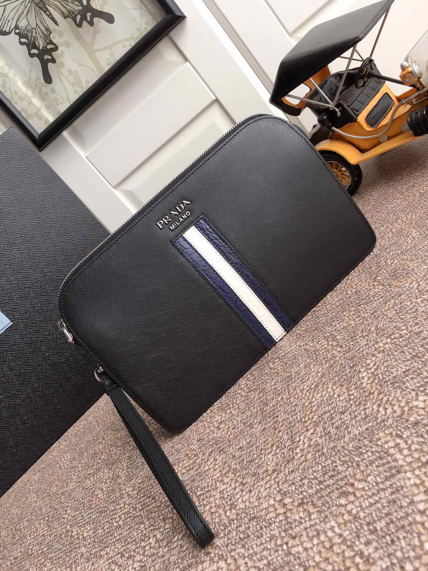 PRADA普拉达进口十字纹牛皮男士手包2NG056G