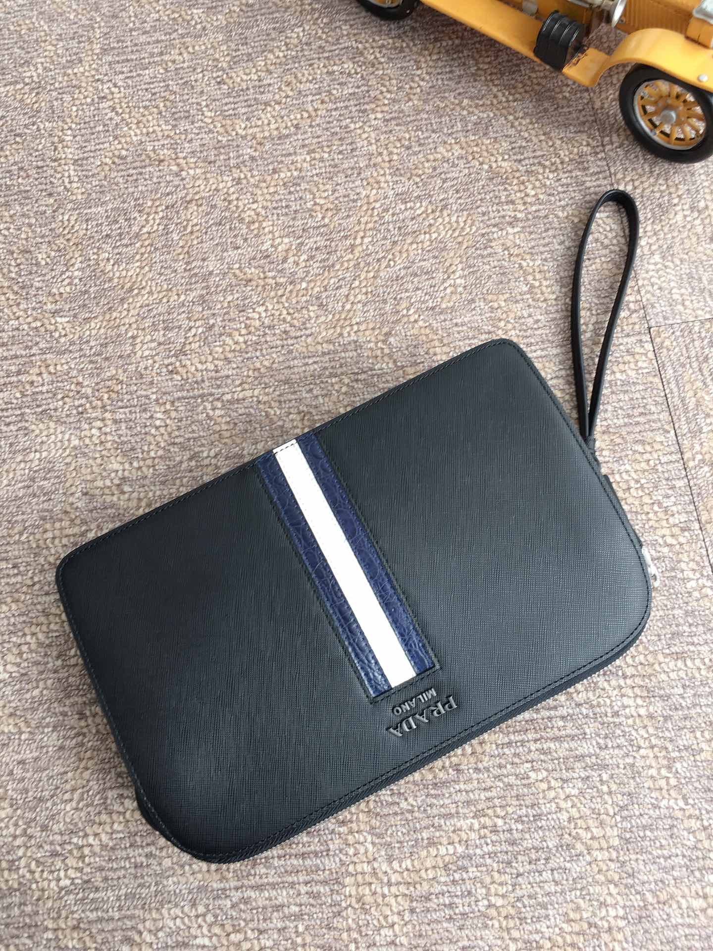 PRADA普拉达进口十字纹牛皮男士手包2NG056G