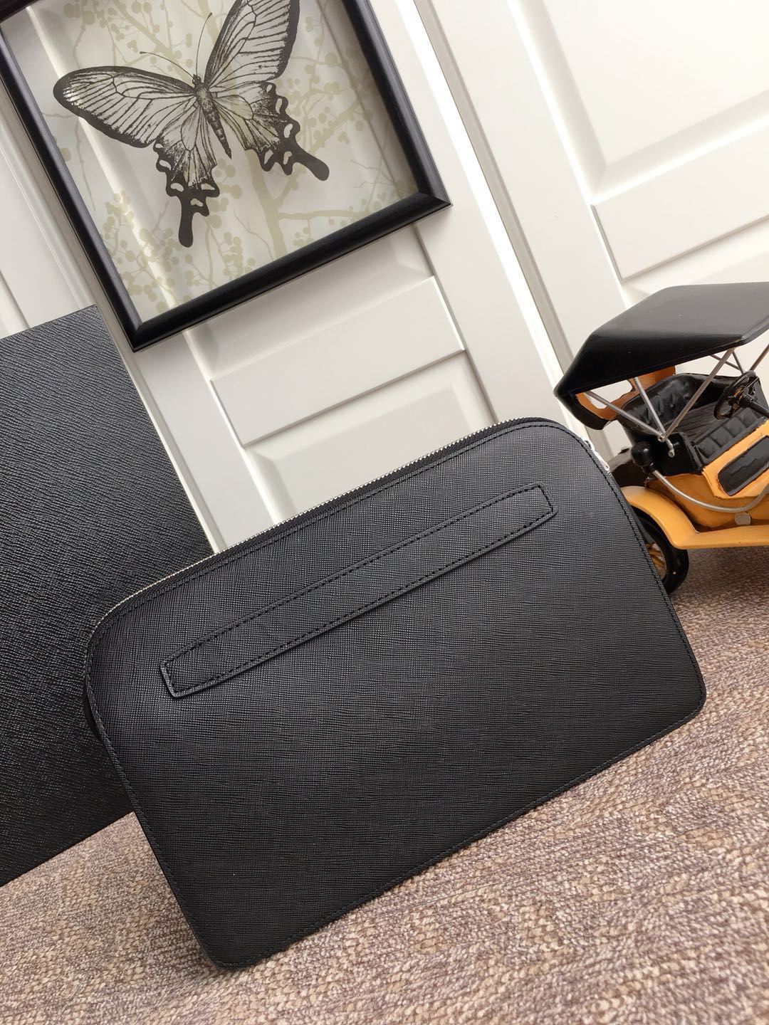 PRADA普拉达进口十字纹牛皮男士手包2NG056G