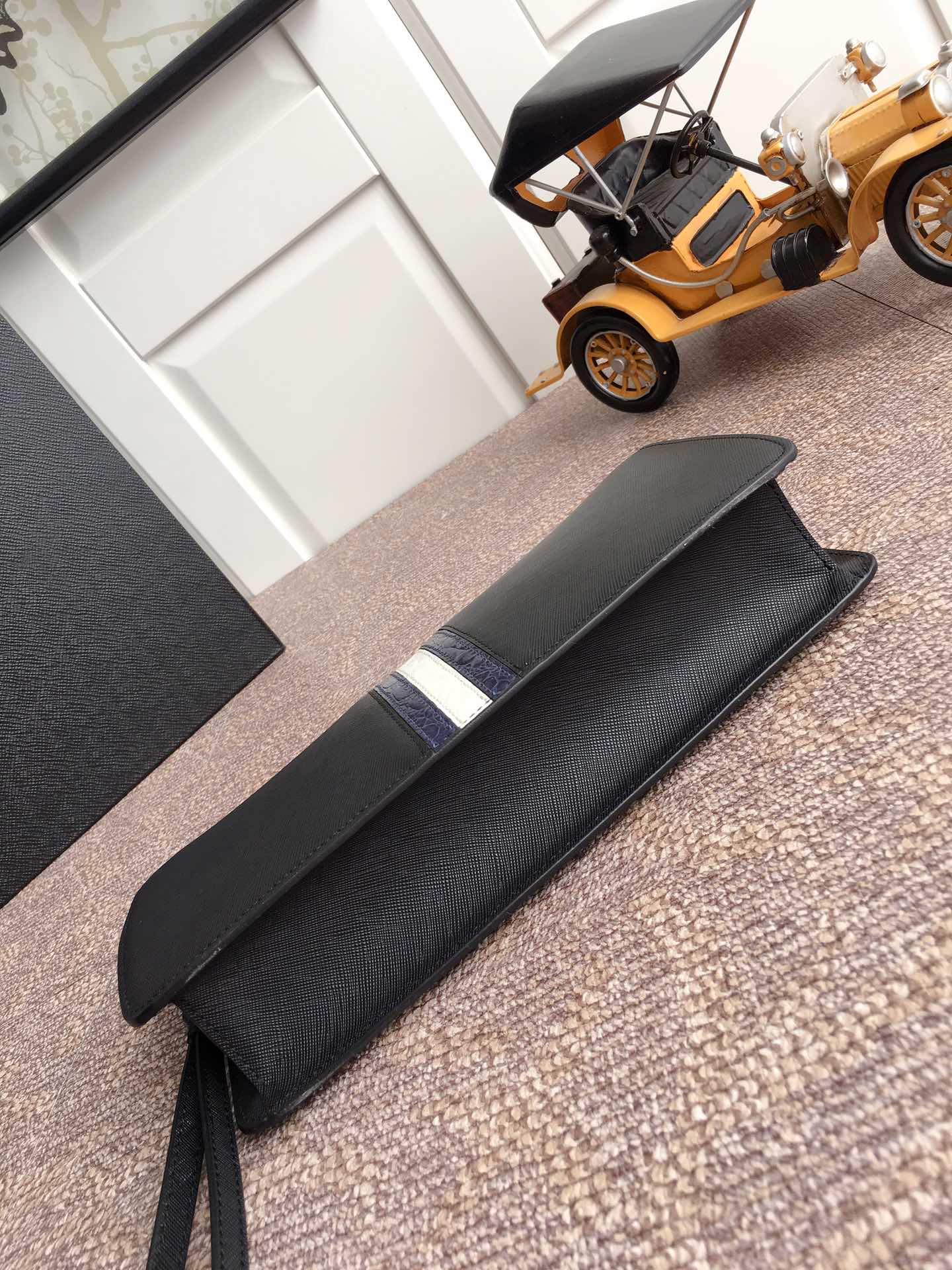 PRADA普拉达进口十字纹牛皮男士手包2NG056G