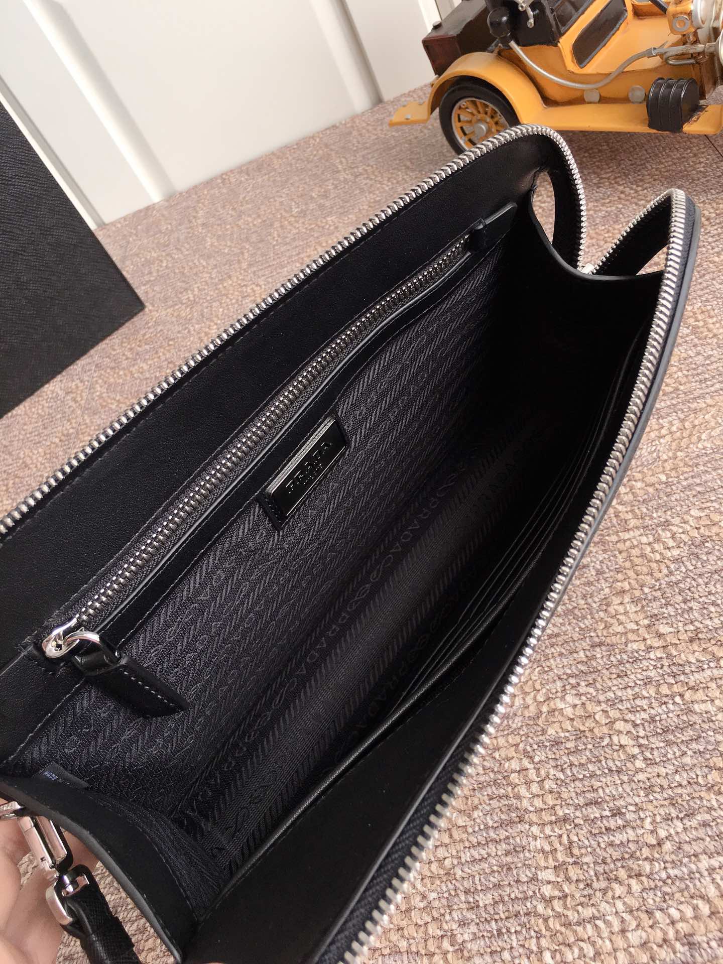 PRADA普拉达进口十字纹牛皮男士手包2NG056G