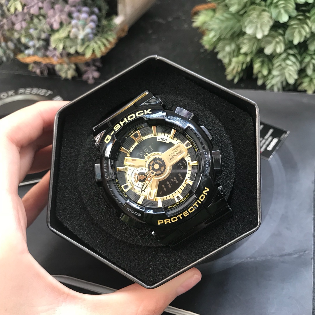 E0   Casio 卡西欧 G-shock Ga110系列高品质的追求，你值得拥有主要功能：自动LED照明，200米防水，世界时间，倒计时，闹铃，间歇响报，日历.尺寸：52mm大号 全套