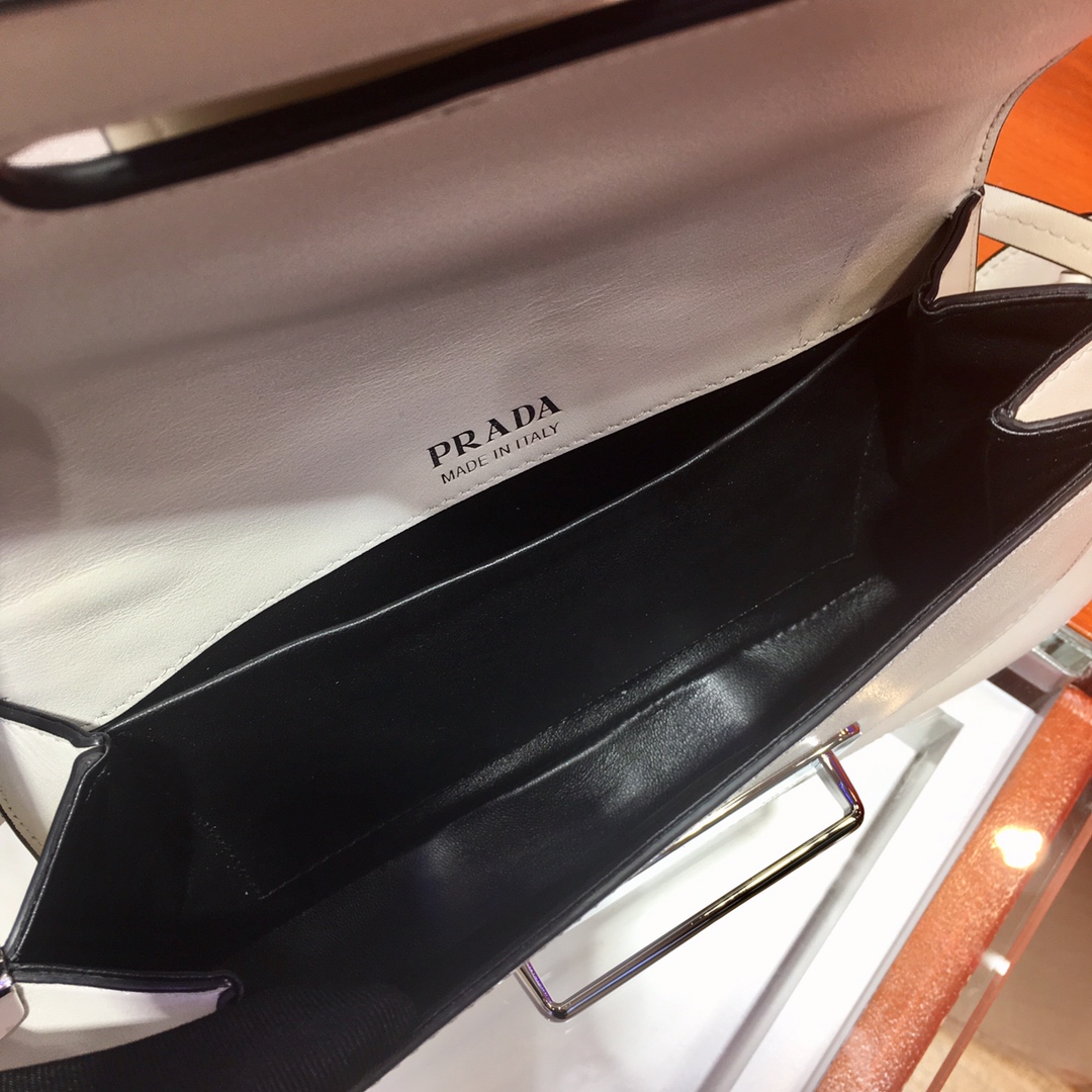 PRADA普拉达进口小牛皮+进口软羊皮内里斜挎包1BD168