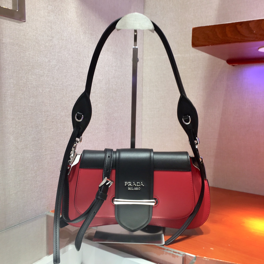PRADA普拉达进口小牛皮+进口软羊皮内里斜挎包1BD168