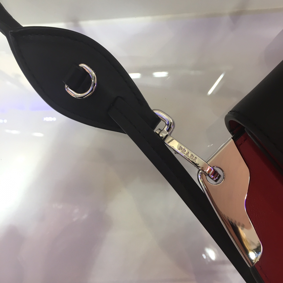 PRADA普拉达进口小牛皮+进口软羊皮内里斜挎包1BD168