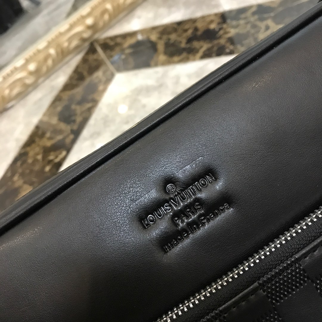 🅿330   推出火爆 斜挎包🌲意大利进口牛皮🌲顶级货，🙀精钢五金均有品牌LOGO,看皮的光泽度，看油边