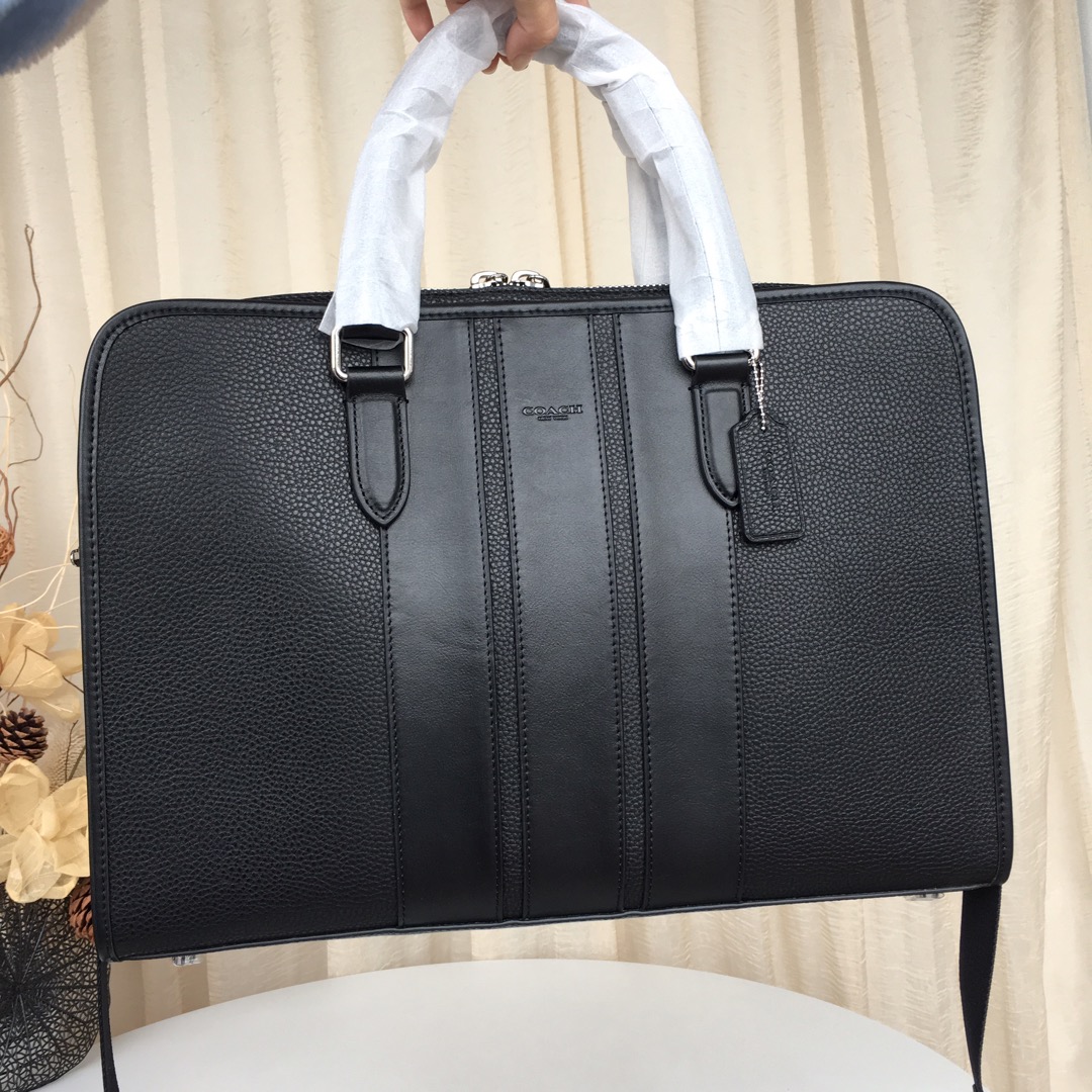 Coach coach 72309 最新款 男士商务公文包 最新的做法 配色 纯色都有哦 此款公文包功能超强大 前后有一个隔层 中间内里有一个暗格 放笔记本电脑