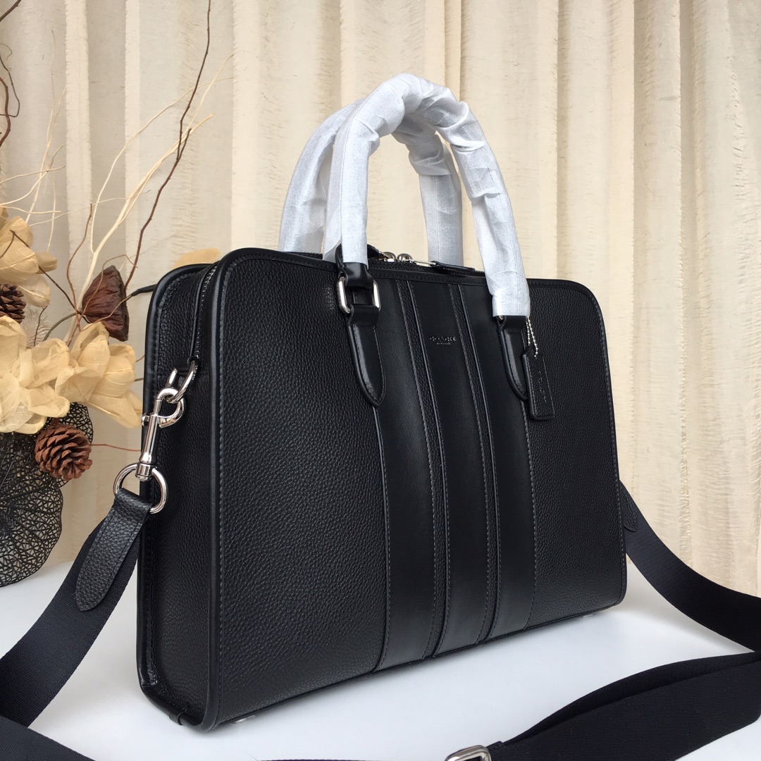 Coach coach 72309 最新款 男士商务公文包 最新的做法 配色 纯色都有哦 此款公文包功能超强大 前后有一个隔层 中间内里有一个暗格 放笔记本电脑