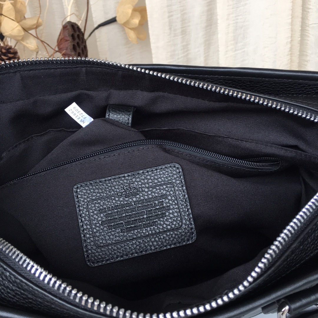 Coach coach 72309 最新款 男士商务公文包 最新的做法 配色 纯色都有哦 此款公文包功能超强大 前后有一个隔层 中间内里有一个暗格 放笔记本电脑