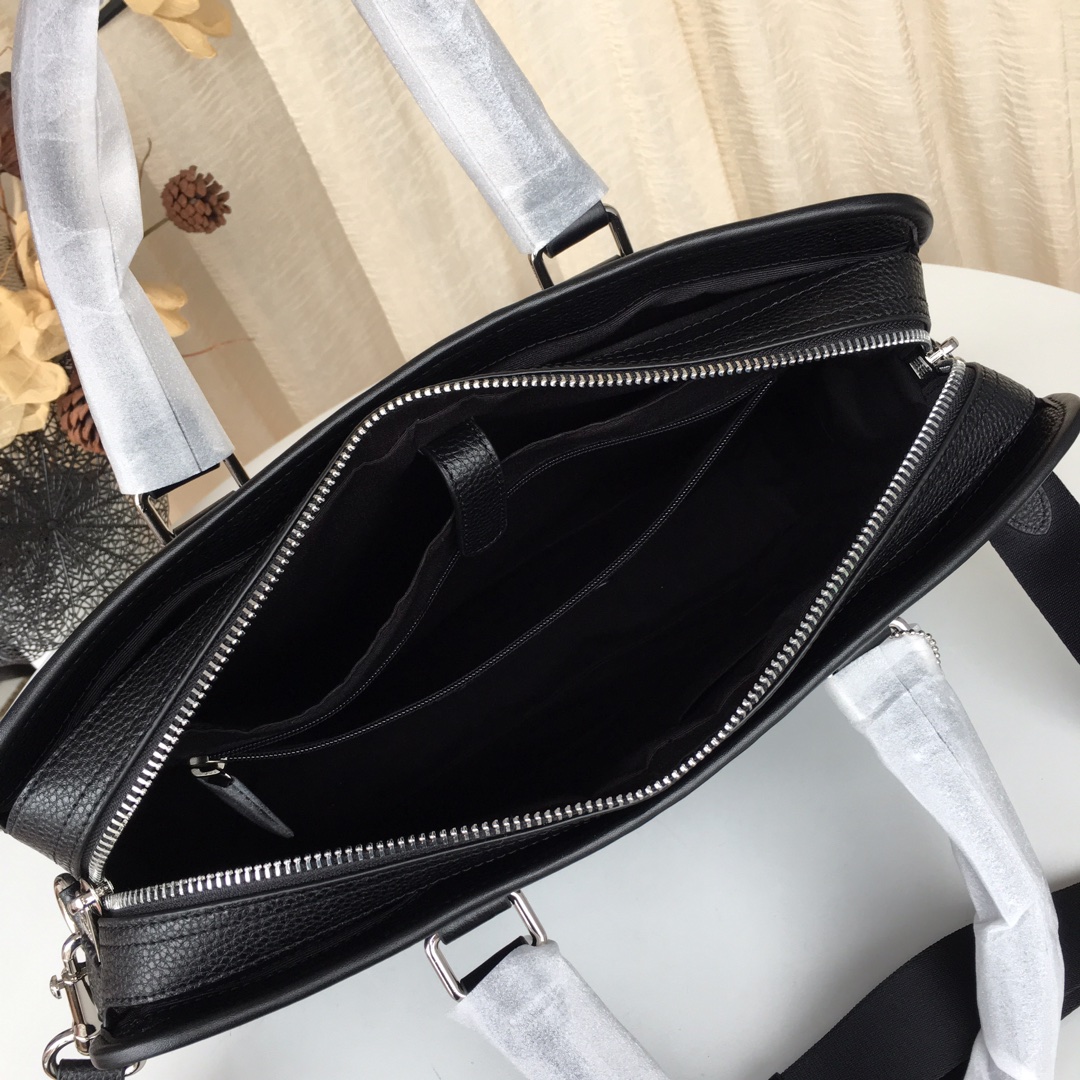 Coach coach 72309 最新款 男士商务公文包 最新的做法 配色 纯色都有哦 此款公文包功能超强大 前后有一个隔层 中间内里有一个暗格 放笔记本电脑