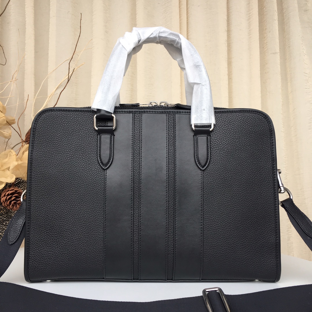 Coach coach 72309 最新款 男士商务公文包 最新的做法 配色 纯色都有哦 此款公文包功能超强大 前后有一个隔层 中间内里有一个暗格 放笔记本电脑