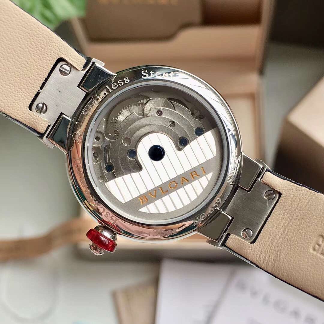 Bvlgari 宝格丽LVCEA系列腕表 翡翠绿飞轮表盘 以简约大方的外形备受现代女性青睐 走时稳定