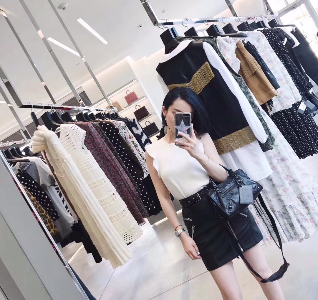 p228
【我们出品】 【Chrome Hearts十字架红绳】，做得多牛，宝们自己看图，925纯银，材质支持任何权威机构鉴定！Z当时专柜购入最短的尺寸对我来说也是长的😂😂所以，我自己做了一条总长14厘米的自用，Z用来打版很残很旧，带子都发黑了，正品都不戴，戴我家自己出品的[机智][机智]
另外这个因为Z是固定长度的，没办法调节的，所以我们为每一个宝宝量身定制你自己的长度，绳子红色，长度从16/17/18厘米总长都可以定做！
每一条长度都是宝们下单为宝们量身定做的[机智][机智]
So，下单记得备注尺寸长度！即可拥有属于你量身定做的红绳，男女同款！
这个服务可比专柜贴心多了[呲牙][呲牙]