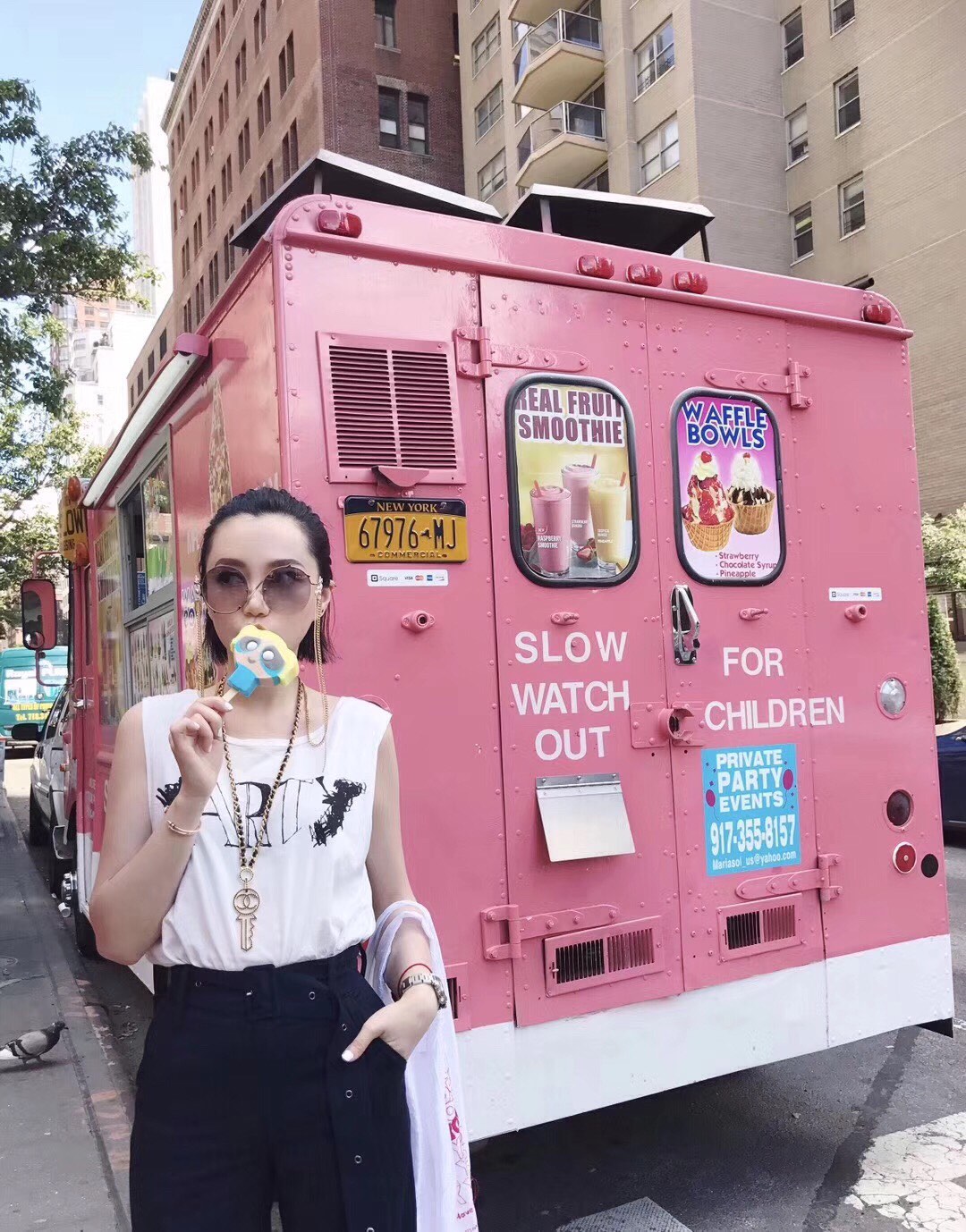 p228
【我们出品】 【Chrome Hearts十字架红绳】，做得多牛，宝们自己看图，925纯银，材质支持任何权威机构鉴定！Z当时专柜购入最短的尺寸对我来说也是长的😂😂所以，我自己做了一条总长14厘米的自用，Z用来打版很残很旧，带子都发黑了，正品都不戴，戴我家自己出品的[机智][机智]
另外这个因为Z是固定长度的，没办法调节的，所以我们为每一个宝宝量身定制你自己的长度，绳子红色，长度从16/17/18厘米总长都可以定做！
每一条长度都是宝们下单为宝们量身定做的[机智][机智]
So，下单记得备注尺寸长度！即可拥有属于你量身定做的红绳，男女同款！
这个服务可比专柜贴心多了[呲牙][呲牙]