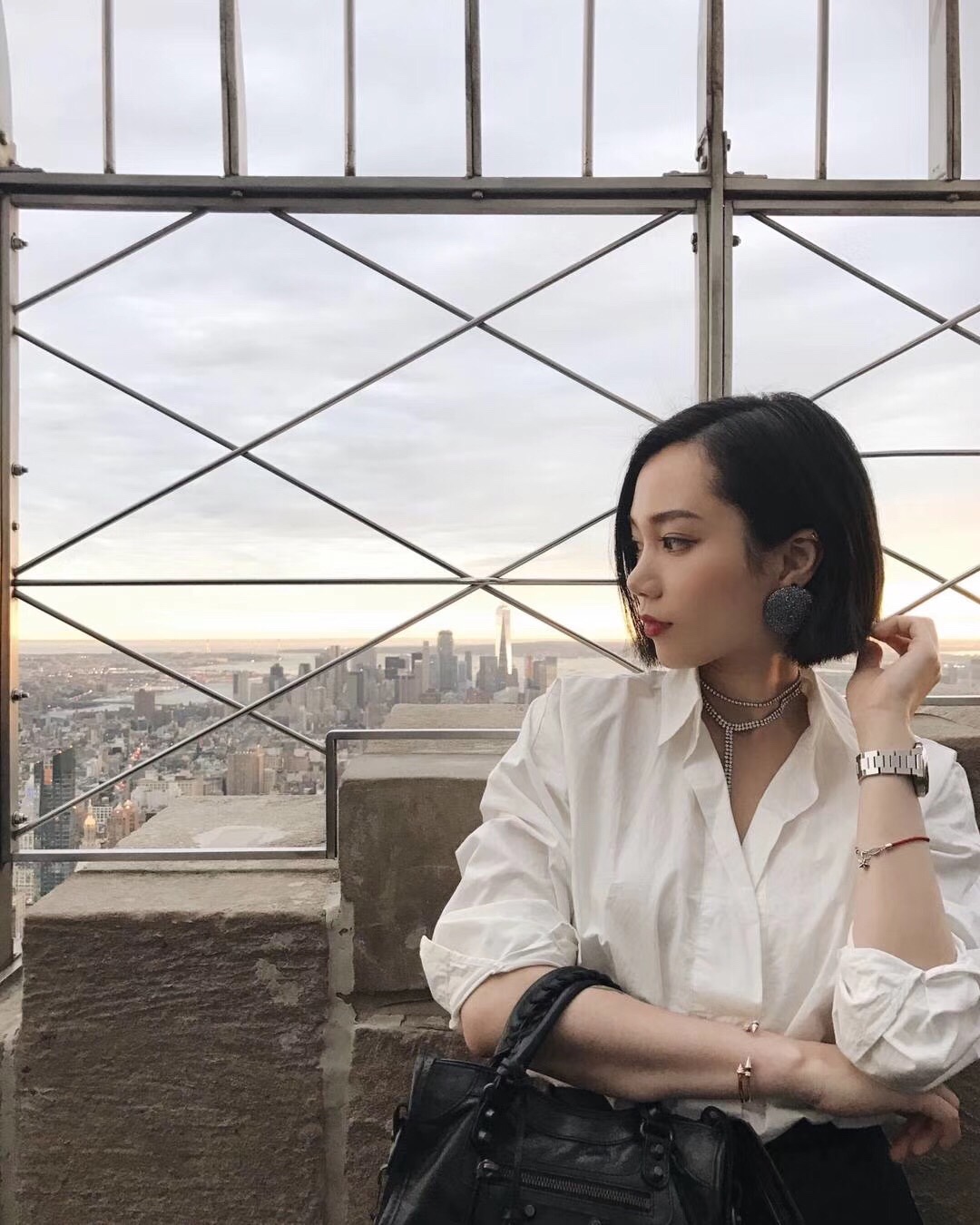 p228
【我们出品】 【Chrome Hearts十字架红绳】，做得多牛，宝们自己看图，925纯银，材质支持任何权威机构鉴定！Z当时专柜购入最短的尺寸对我来说也是长的😂😂所以，我自己做了一条总长14厘米的自用，Z用来打版很残很旧，带子都发黑了，正品都不戴，戴我家自己出品的[机智][机智]
另外这个因为Z是固定长度的，没办法调节的，所以我们为每一个宝宝量身定制你自己的长度，绳子红色，长度从16/17/18厘米总长都可以定做！
每一条长度都是宝们下单为宝们量身定做的[机智][机智]
So，下单记得备注尺寸长度！即可拥有属于你量身定做的红绳，男女同款！
这个服务可比专柜贴心多了[呲牙][呲牙]