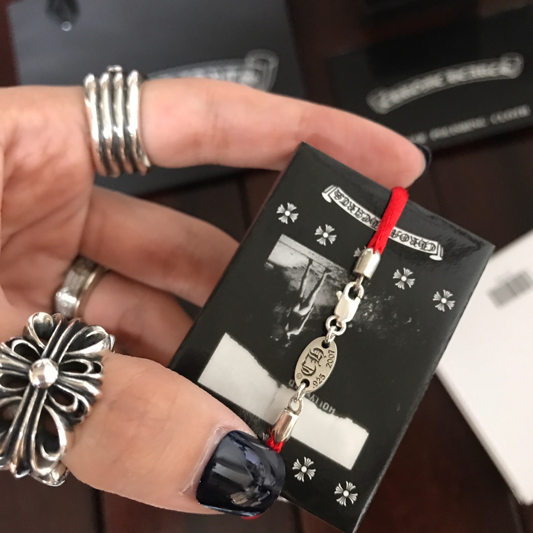 p228
【我们出品】 【Chrome Hearts十字架红绳】，做得多牛，宝们自己看图，925纯银，材质支持任何权威机构鉴定！Z当时专柜购入最短的尺寸对我来说也是长的😂😂所以，我自己做了一条总长14厘米的自用，Z用来打版很残很旧，带子都发黑了，正品都不戴，戴我家自己出品的[机智][机智]
另外这个因为Z是固定长度的，没办法调节的，所以我们为每一个宝宝量身定制你自己的长度，绳子红色，长度从16/17/18厘米总长都可以定做！
每一条长度都是宝们下单为宝们量身定做的[机智][机智]
So，下单记得备注尺寸长度！即可拥有属于你量身定做的红绳，男女同款！
这个服务可比专柜贴心多了[呲牙][呲牙]