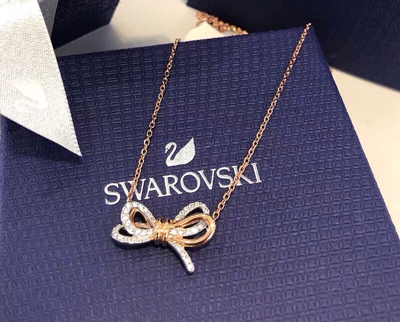 NO:101227,Swarovski LIFELONG BOW Bow Romantic and charming Fashion Women's Necklace Mixed Color Electroplating Rose Bow As a symbol of love, it has a playful design. This exquisite and romantic pendant full of youthfulness is made with neat lines and three-dimensional shapes, paired with rose gold and plating, showing your elegant and gorgeous charm, which is suitable for gifts or personal use. Swarovski, swarovski, necklace19860909施华洛世奇LIFELONG BOW 蝴蝶结 浪漫妩媚 时尚 女项链 混色电镀玫瑰色 蝴蝶结作为爱情的象征,富玩味的设计,而这款精致浪漫,又充满青春气息的链坠,以俐落线条及立体造型,搭配玫瑰金色和白金色镀层,展现您典雅华丽的魅力,无论送礼或自用都适合不过.,施华洛项链,swarovski,necklace,Jewelry