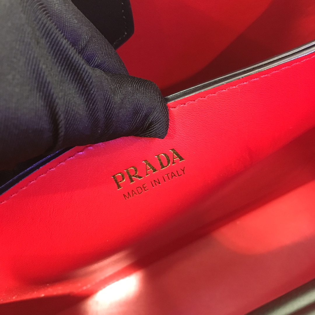 PRADA普拉达进口Saffiano皮革材质手提包1BA211