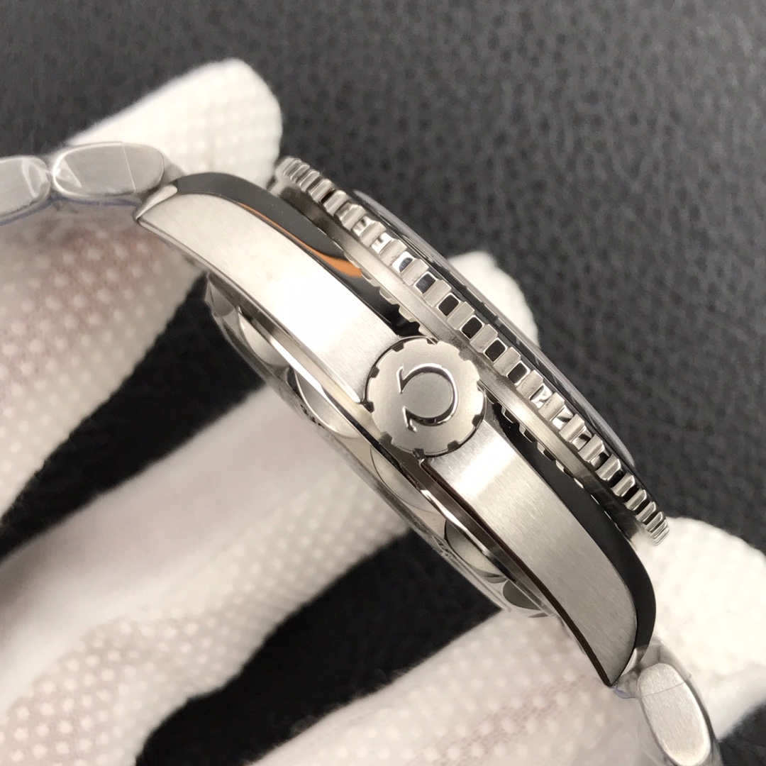 VS新品发售：海马600GMT太极圈43.5mm 一体的黑白陶瓷圈