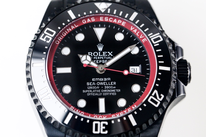 🔥少量回货！！敢于尝试 再创辉煌——EX.Factory劳力士Rolex SEA深潜系列海外定制版——“红魔”惊艳降临。据广大表友强烈要求。EX.Factory大胆推出——全黑色，搭载海鸥2836机芯！！具有特殊意义的劳力士——“红魔”秉承VR鬼王坚实，稳定，耐用的基础，采用PVD真空负离子电镀技术，外加一层坚硬的黑色外衣，不仅更加抗磨，而且经久稳定。红色内影和秒针有画龙点睛之意，赋予其显眼，独特的一面。灵感来自海外著名改装机构——BAMFORD WATCH。EX.Factory致力延续劳力士永恒的经典，匠心之作，值得你品鉴！