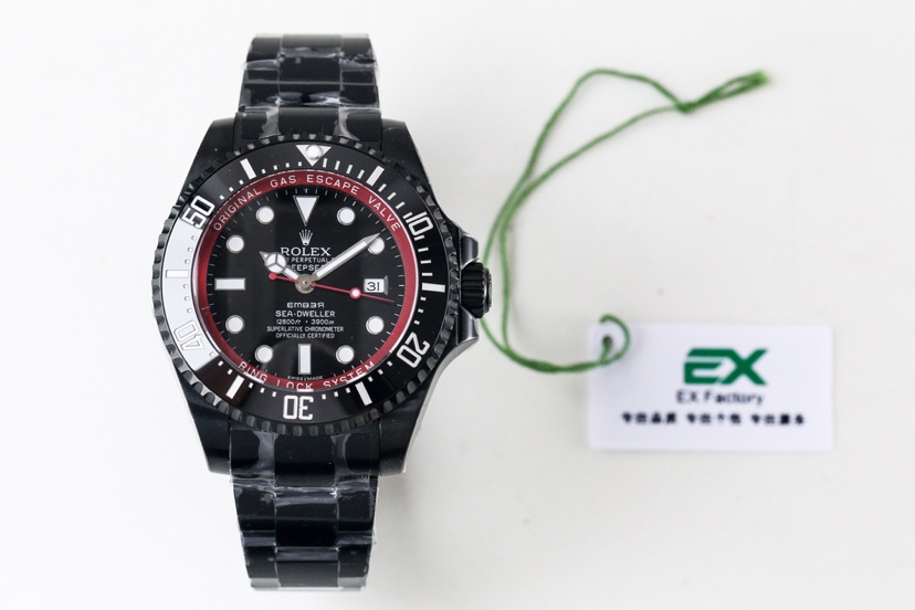 🔥少量回货！！敢于尝试 再创辉煌——EX.Factory劳力士Rolex SEA深潜系列海外定制版——“红魔”惊艳降临。据广大表友强烈要求。EX.Factory大胆推出——全黑色，搭载海鸥2836机芯！！具有特殊意义的劳力士——“红魔”秉承VR鬼王坚实，稳定，耐用的基础，采用PVD真空负离子电镀技术，外加一层坚硬的黑色外衣，不仅更加抗磨，而且经久稳定。红色内影和秒针有画龙点睛之意，赋予其显眼，独特的一面。灵感来自海外著名改装机构——BAMFORD WATCH。EX.Factory致力延续劳力士永恒的经典，匠心之作，值得你品鉴！