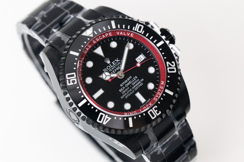 🔥少量回货！！敢于尝试 再创辉煌——EX.Factory劳力士Rolex SEA深潜系列海外定制版——“红魔”惊艳降临。据广大表友强烈要求。EX.Factory大胆推出——全黑色，搭载海鸥2836机芯！！具有特殊意义的劳力士——“红魔”秉承VR鬼王坚实，稳定，耐用的基础，采用PVD真空负离子电镀技术，外加一层坚硬的黑色外衣，不仅更加抗磨，而且经久稳定。红色内影和秒针有画龙点睛之意，赋予其显眼，独特的一面。灵感来自海外著名改装机构——BAMFORD WATCH。EX.Factory致力延续劳力士永恒的经典，匠心之作，值得你品鉴！