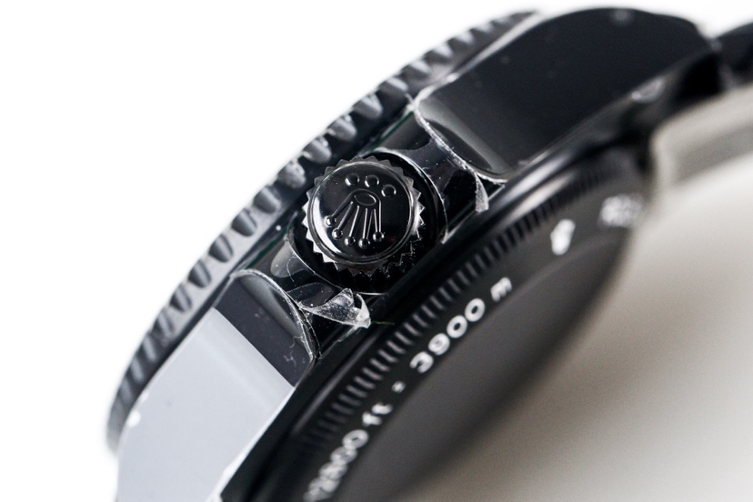 🔥少量回货！！敢于尝试 再创辉煌——EX.Factory劳力士Rolex SEA深潜系列海外定制版——“红魔”惊艳降临。据广大表友强烈要求。EX.Factory大胆推出——全黑色，搭载海鸥2836机芯！！具有特殊意义的劳力士——“红魔”秉承VR鬼王坚实，稳定，耐用的基础，采用PVD真空负离子电镀技术，外加一层坚硬的黑色外衣，不仅更加抗磨，而且经久稳定。红色内影和秒针有画龙点睛之意，赋予其显眼，独特的一面。灵感来自海外著名改装机构——BAMFORD WATCH。EX.Factory致力延续劳力士永恒的经典，匠心之作，值得你品鉴！