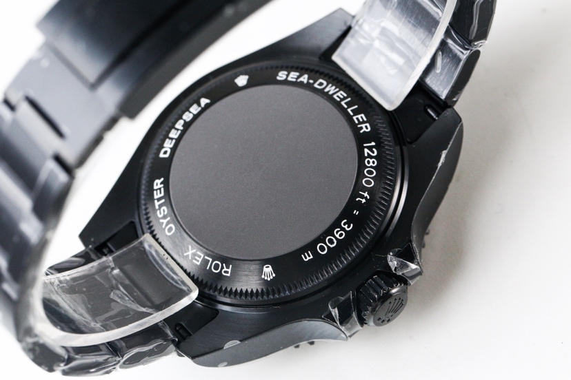 🔥少量回货！！敢于尝试 再创辉煌——EX.Factory劳力士Rolex SEA深潜系列海外定制版——“红魔”惊艳降临。据广大表友强烈要求。EX.Factory大胆推出——全黑色，搭载海鸥2836机芯！！具有特殊意义的劳力士——“红魔”秉承VR鬼王坚实，稳定，耐用的基础，采用PVD真空负离子电镀技术，外加一层坚硬的黑色外衣，不仅更加抗磨，而且经久稳定。红色内影和秒针有画龙点睛之意，赋予其显眼，独特的一面。灵感来自海外著名改装机构——BAMFORD WATCH。EX.Factory致力延续劳力士永恒的经典，匠心之作，值得你品鉴！