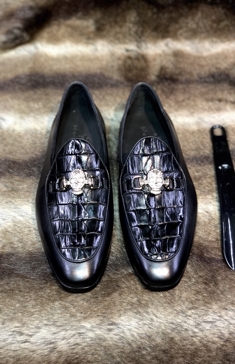 NO:347930,The latest counter pet [Siamese crocodile diamonds] embellishment highlights exquisite fashion originated from 1988s [pure handmade] Aristocratic lazy pair shoes, heels can be stepped on, no creases and twists softness, luxury Thai Siamese crocodile 38/45; with special shoehorns,19860909专柜最新宠【暹罗鳄鱼镶钻】修饰突显精致时尚源于1988s【纯手工制作】貴族的懒人双用鞋履 后跟可踩脚 度无折痕扭曲软度 奢用泰国暹罗鳄鱼 38/45 ；配专用鞋拔,,Men's shoes